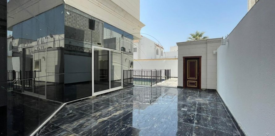 Villa de 8 dormitorios en Between Two Bridges, UAE No. 27436