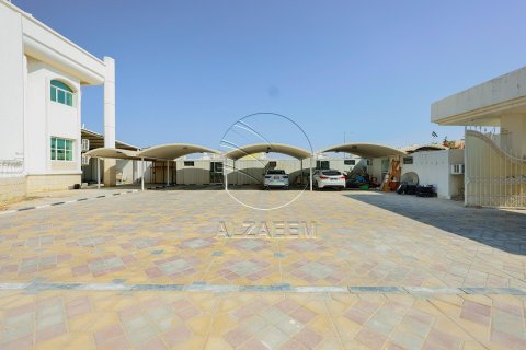 10 bedrooms Villa in Khalifa City, UAE No. 90070 3