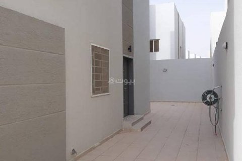 Villa de 4 dormitorios en Riyadh, Saudi Arabia No. 60205 3