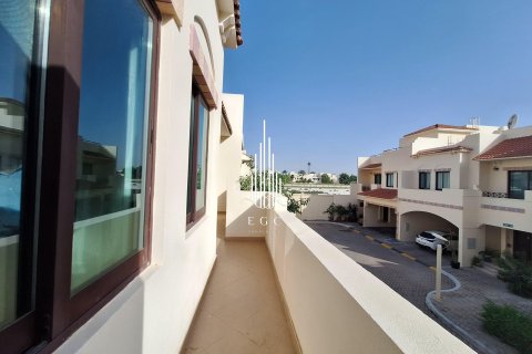 Villa de 4 dormitorios en Al Khalidiya, UAE No. 24789 27