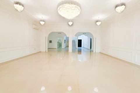 8 bedrooms Villa in Abu Dhabi, UAE No. 8497 1