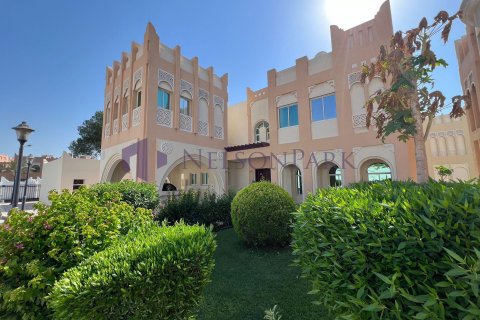 4 bedrooms Villa in Doha, Qatar No. 58533 1