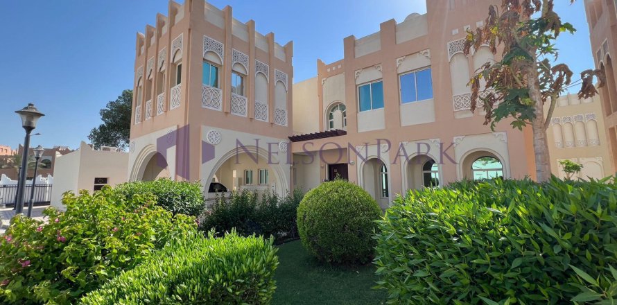 4 bedrooms Villa in Doha, Qatar No. 58533