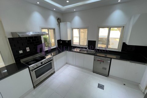 4 bedrooms Villa in Doha, Qatar No. 58533 4