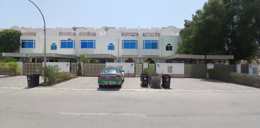 Villa de 5 dormitorios en As Sib, Oman No. 54448
