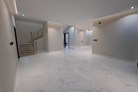 5 bedrooms Villa in Riyadh, Saudi Arabia No. 60357 4