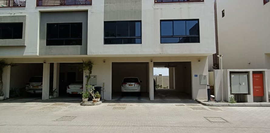 Villa de 3 dormitorios en As Sib, Oman No. 54185
