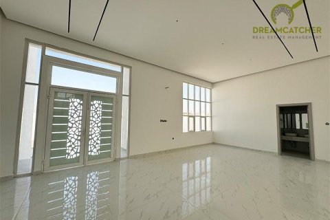 5 bedrooms Villa in Al Qusaidat, UAE No. 75332 7