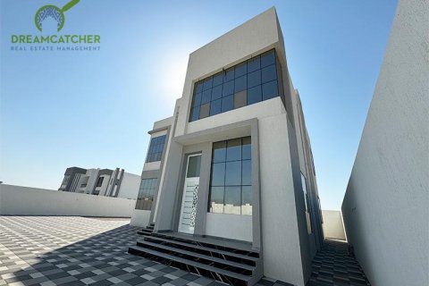 5 bedrooms Villa in Al Qusaidat, UAE No. 75332 2