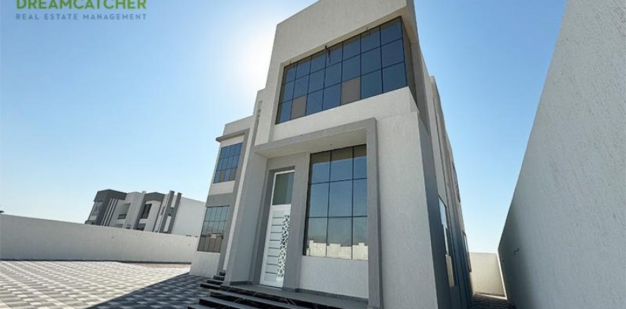 5 bedrooms Villa in Al Qusaidat, UAE No. 75332