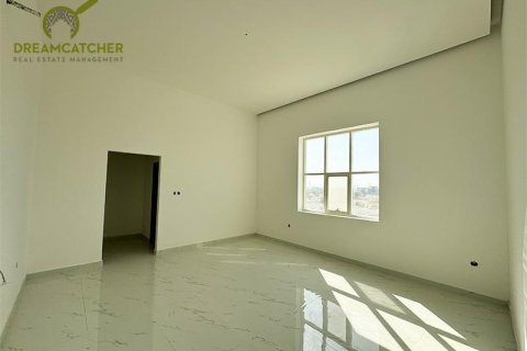 5 bedrooms Villa in Al Qusaidat, UAE No. 75332 16