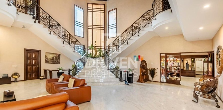 Villa de 5 chambres à Al Jafiliya, UAE No. 85081