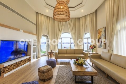 4 bedrooms Villa in Palm Jumeirah, UAE No. 739 4