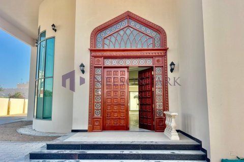 5 bedrooms Villa in Doha, Qatar No. 58386 7