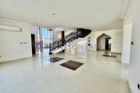 5 bedrooms Villa in Doha, Qatar No. 58386 4