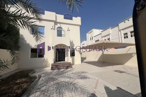 4 bedrooms Villa in Doha, Qatar No. 58171 1