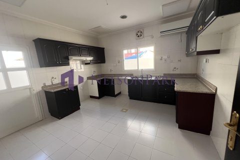 4 bedrooms Villa in Doha, Qatar No. 58171 11