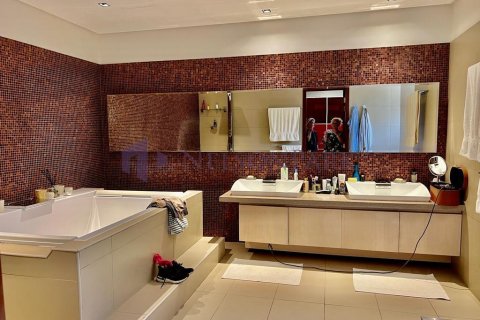 5 bedrooms Villa in Doha, Qatar No. 58170 26