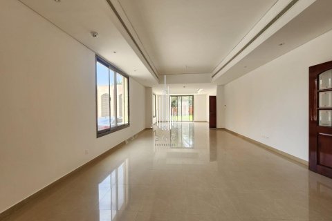 Villa de 5 dormitorios en Abu Dhabi Gate City, UAE No. 24612 2