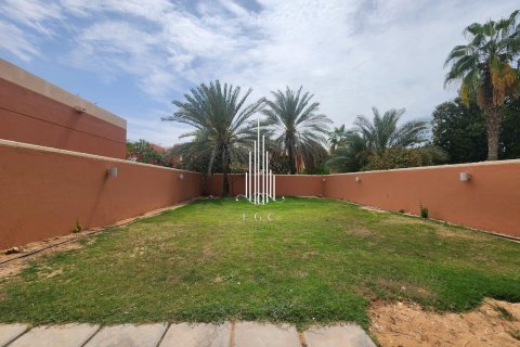 Villa de 5 dormitorios en Abu Dhabi Gate City, UAE No. 24612 11