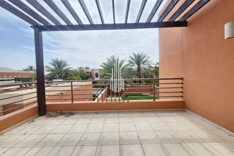 Villa de 5 dormitorios en Abu Dhabi Gate City, UAE No. 24612 1