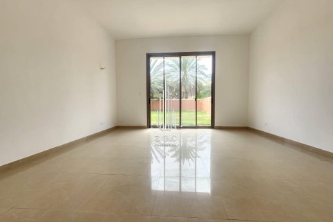 4 bedrooms Villa in Abu Dhabi Gate City, UAE No. 24611 3