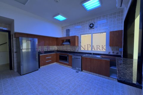 4 bedrooms Villa in Doha, Qatar No. 57976 9