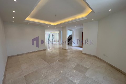 4 bedrooms Villa in Doha, Qatar No. 57973 3