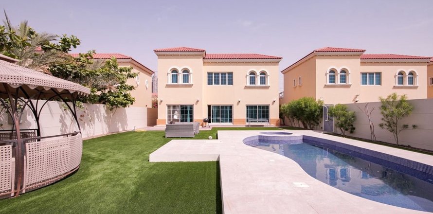 Villa de 4 chambres à Dubai, UAE No. 83023