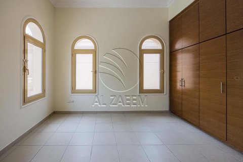 4 bedrooms Villa in Abu Dhabi, UAE No. 89914 10