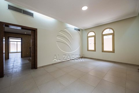 4 bedrooms Villa in Abu Dhabi, UAE No. 89914 11