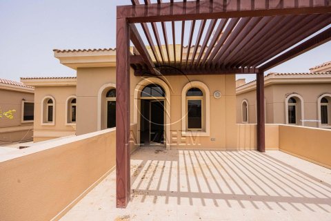 4 bedrooms Villa in Abu Dhabi, UAE No. 89914 3