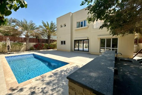 Villa de 4 dormitorios en Dubai, UAE No. 91816 1