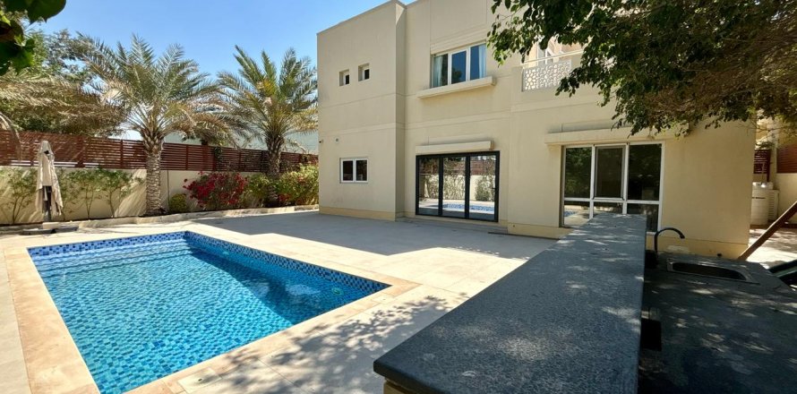 Villa de 4 dormitorios en Dubai, UAE No. 91816
