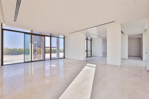 5 bedrooms Villa in Abu Dhabi, UAE No. 90312 13