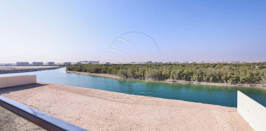 5 bedrooms Villa in Abu Dhabi, UAE No. 90312