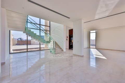 5 bedrooms Villa in Abu Dhabi, UAE No. 90314 8