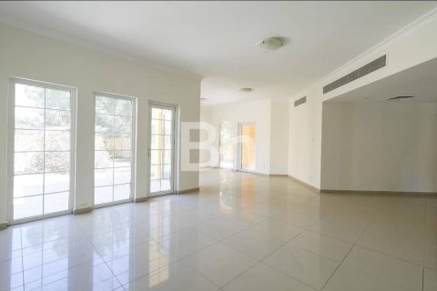 Вилла с 3 спальнями в Dubai Land, ОАЭ №64461 2