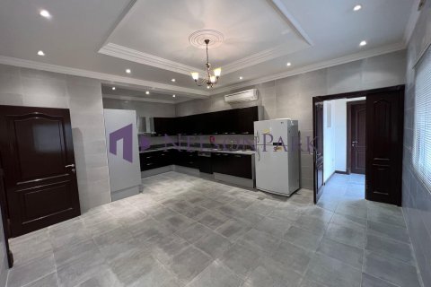 5 bedrooms Villa in Doha, Qatar No. 58243 14
