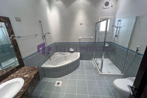 5 bedrooms Villa in Doha, Qatar No. 58243 11