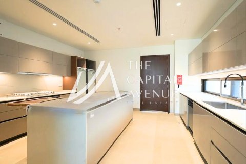5 bedrooms Villa in Abu Dhabi, UAE No. 86587 12
