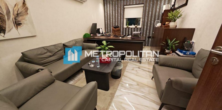 320m² Office in Mussafah, UAE No. 86411
