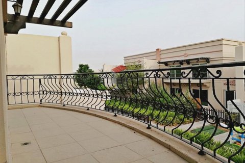 Villa de 4 chambres à Abu Dhabi, UAE No. 86277 3