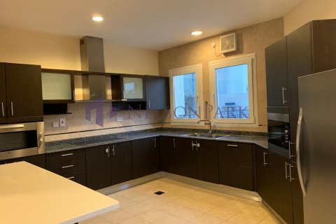 5 bedrooms Villa in Doha, Qatar No. 58388 6