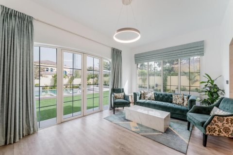 Villa de 4 chambres à Legacy, UAE No. 101614 6