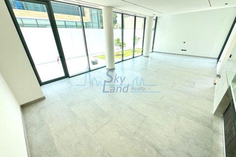 5 bedrooms Villa in Jumeirah, UAE No. 104867 3