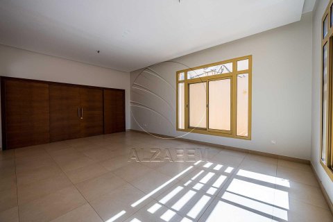Villa de 4 dormitorios en Abu Dhabi, UAE No. 90027 18