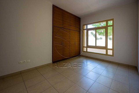 Villa de 4 dormitorios en Abu Dhabi, UAE No. 90027 12