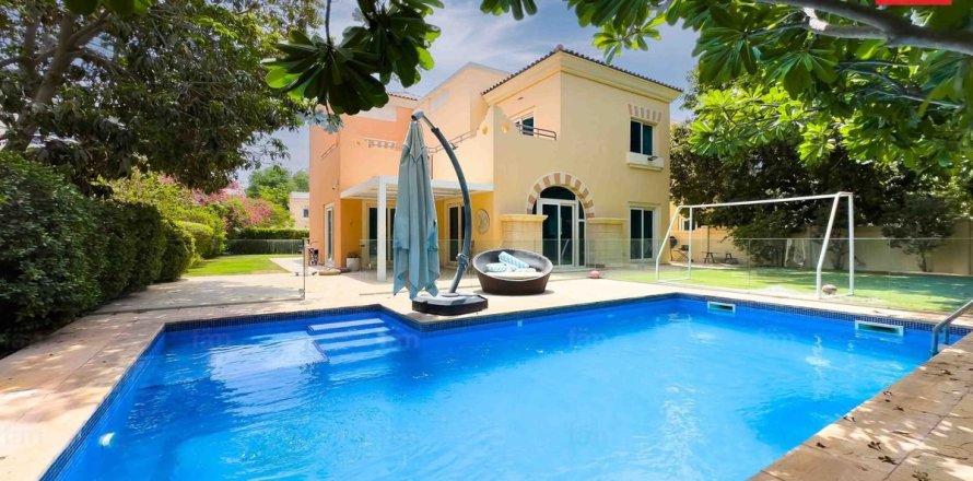 Villa de 4 chambres à Dubai Sports City, UAE No. 102644