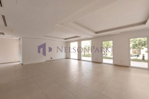 5 bedrooms Villa in Doha, Qatar No. 58403 2